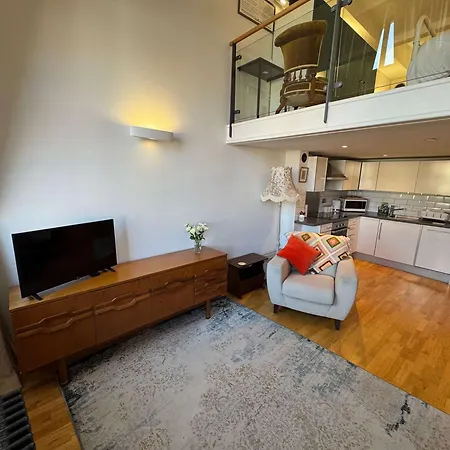 One Bedroom Mezzanine Flat In Robinson Building * Бристоль